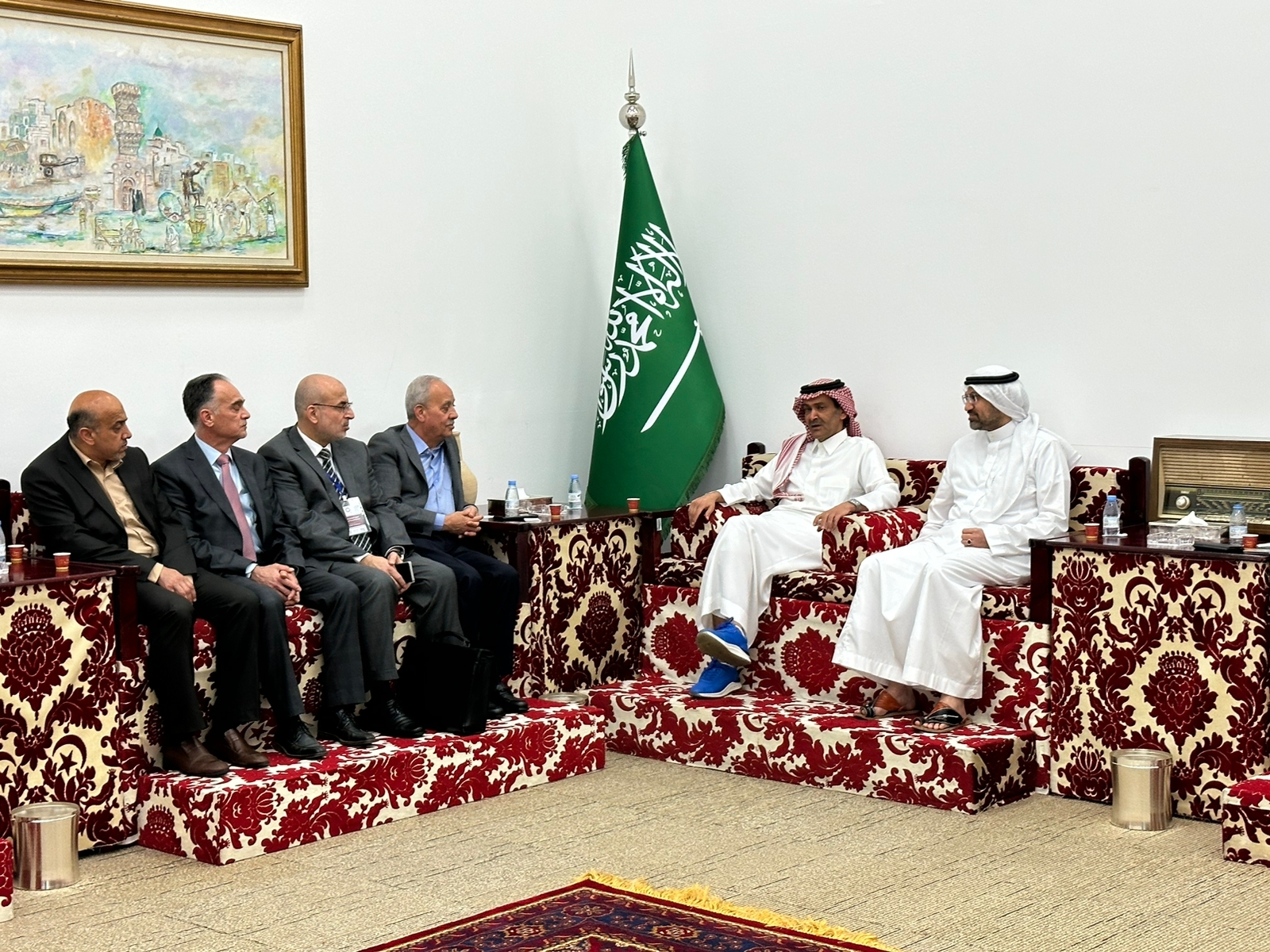 Madar Al-Saa Images 0.7125646156499834