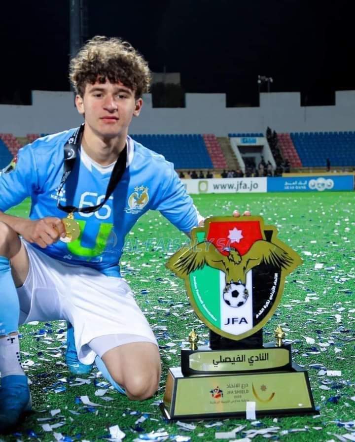 صورة للاعب قصي المنصوري أثناء تتويج&nbsp; الفيصلي بدرع الاتحاد