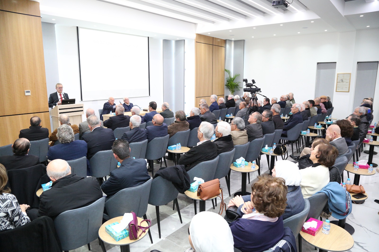 Madar Al-Saa Images 0.6958404909873153