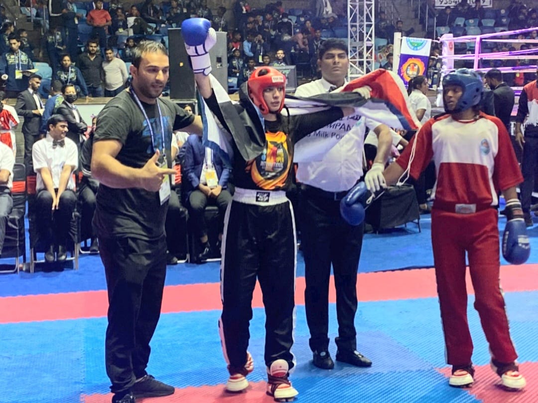 اللاعبة مايا الحساسنة أثناء فوزها في الميدالية الذهبية في بطولة الأندية الدولية&nbsp;