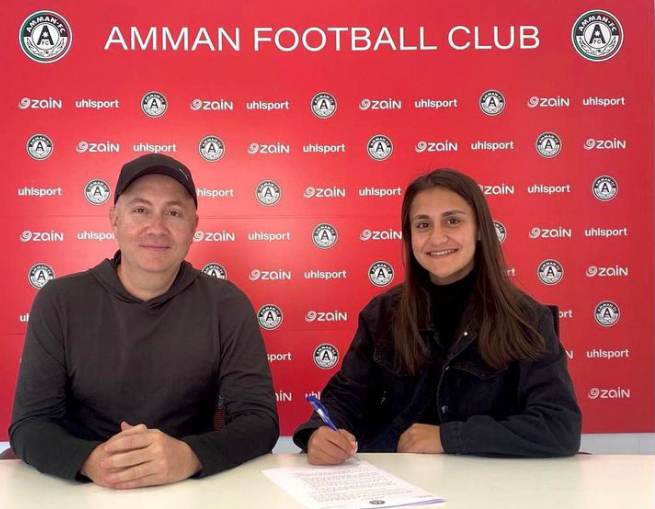 اللاعبة لجين البطوش توقع على كشوفات عمان اف سي&nbsp;