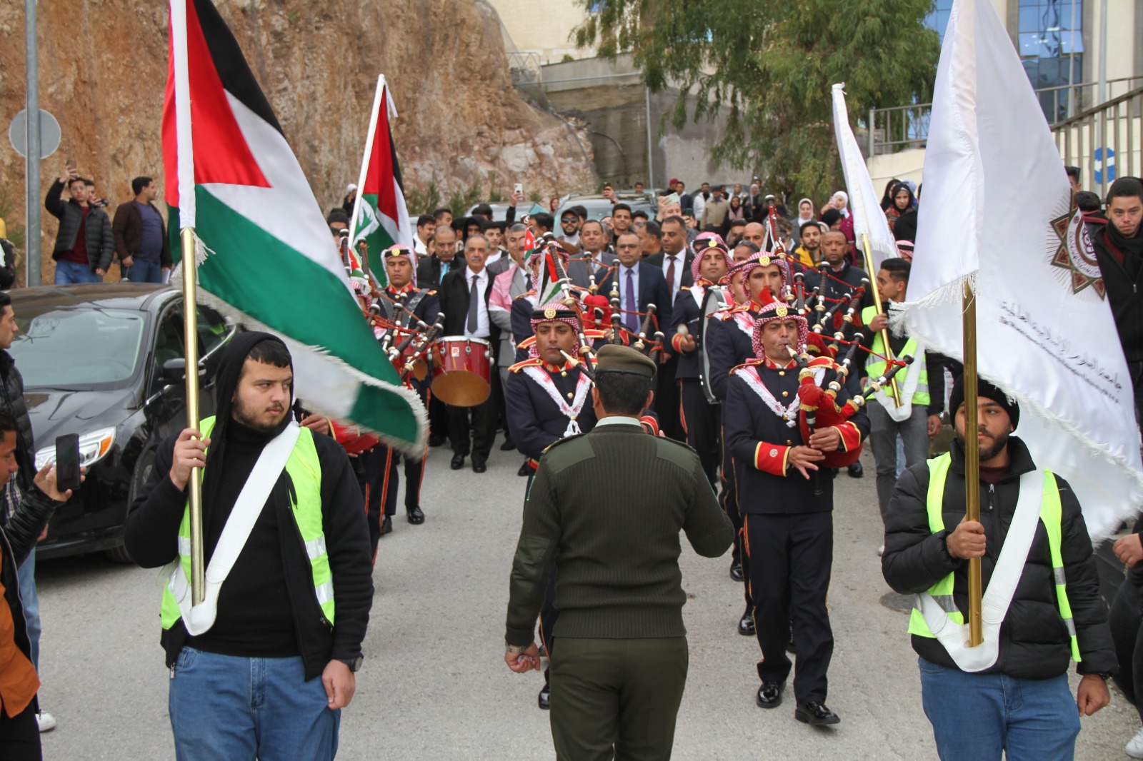 Madar Al-Saa Images 0.4317606436821597