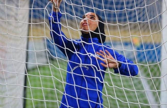 الحكمة الدولية حنين مراد خلال إدارة أحد المباريات&nbsp;