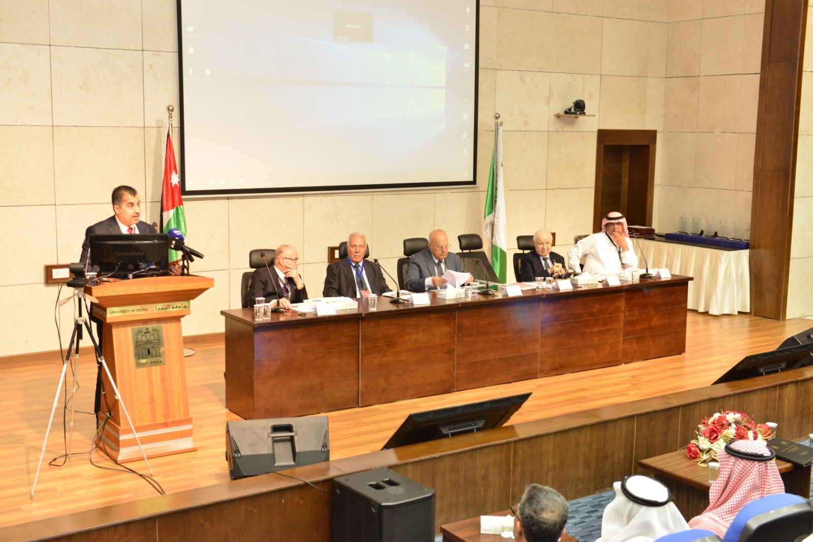 Madar Al-Saa Images 0.9558306644001704