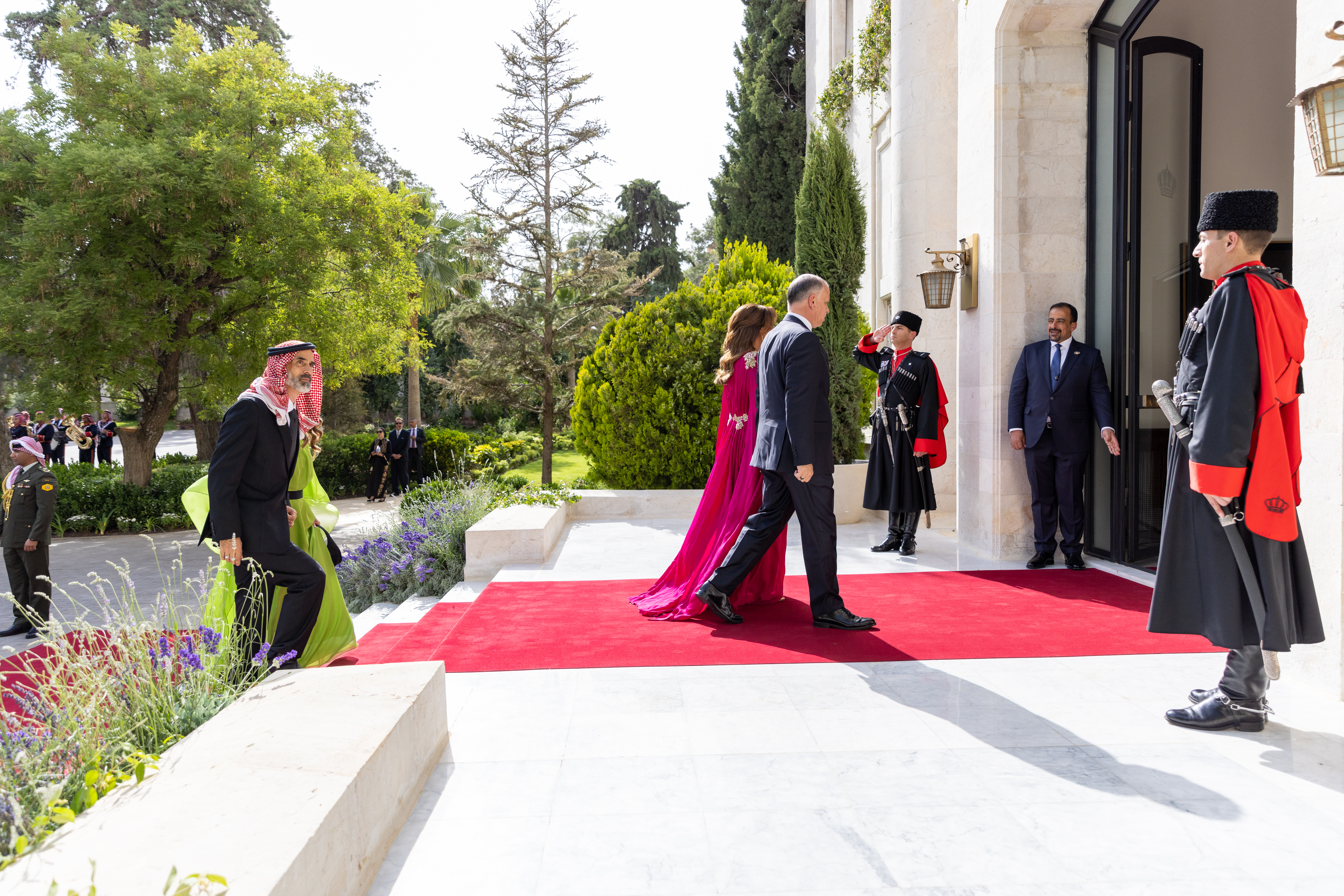 Madar Al-Saa Images 0.13745653079301623