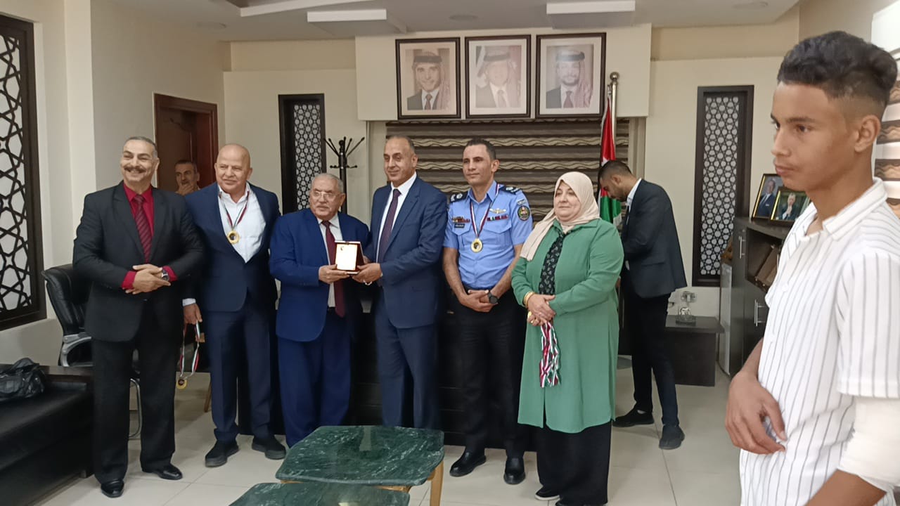 Madar Al-Saa Images 0.16882347787347363