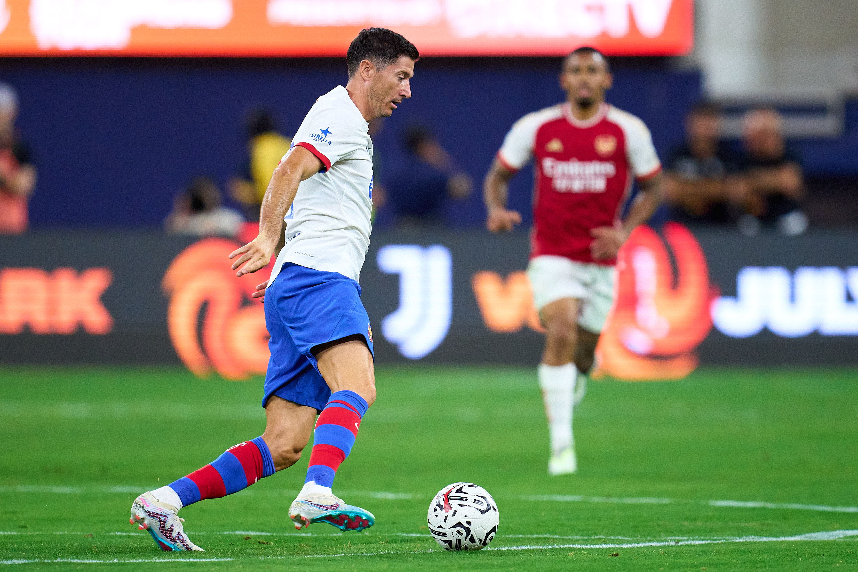 Madar Al-Saa Images 0.2731571332285465