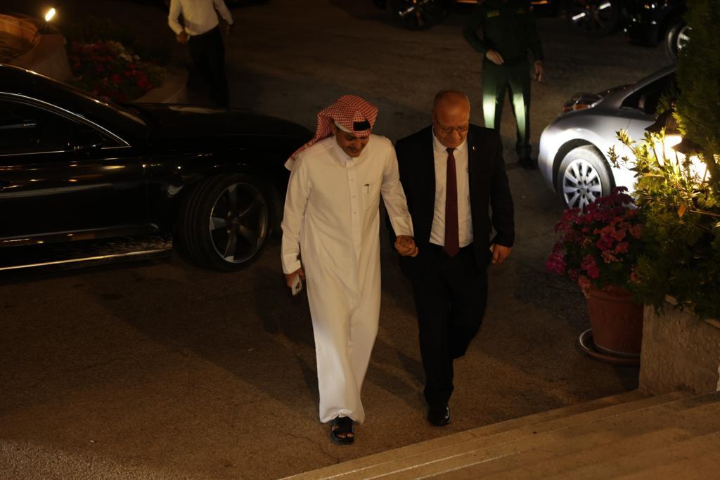 Madar Al-Saa Images 0.0411833838369855