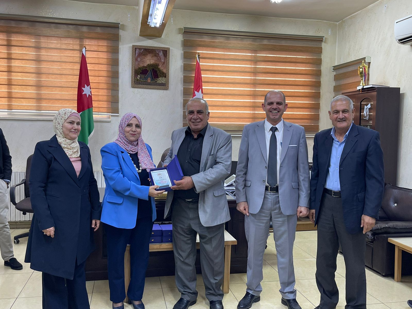 Madar Al-Saa Images 0.12471155397642297