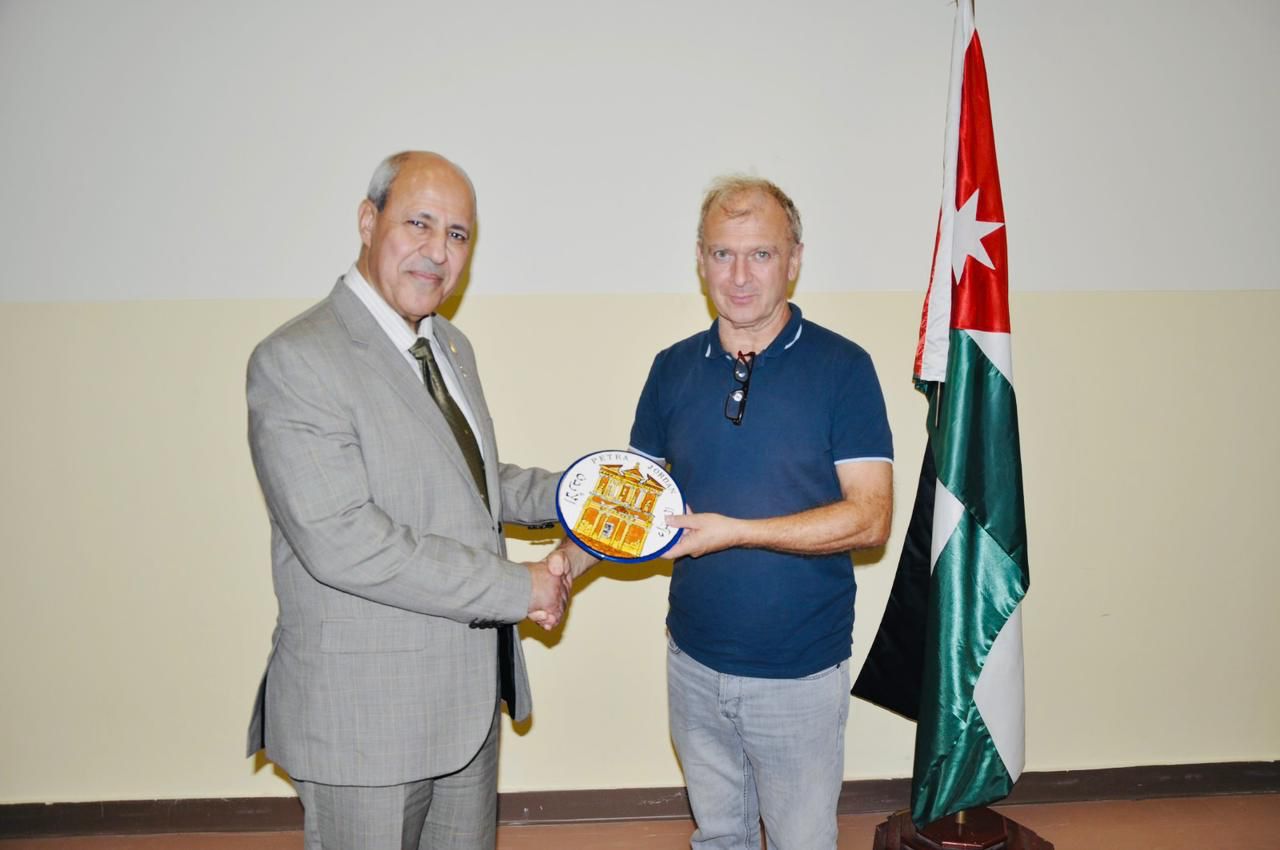 Madar Al-Saa Images 0.46643985438015445