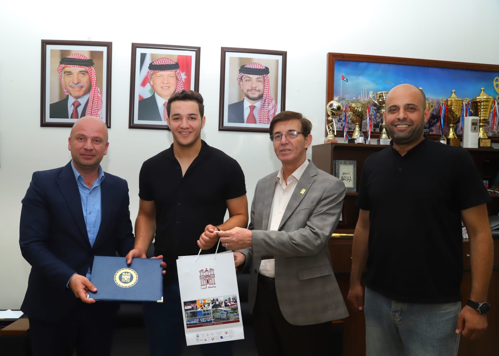 Madar Al-Saa Images 0.6077213104043855