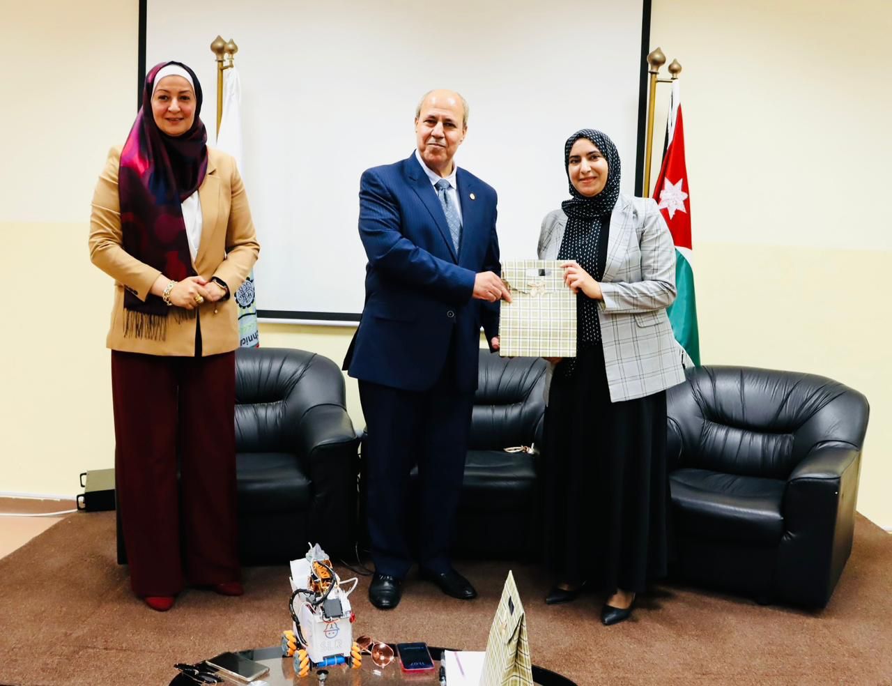 Madar Al-Saa Images 0.9204912118272086