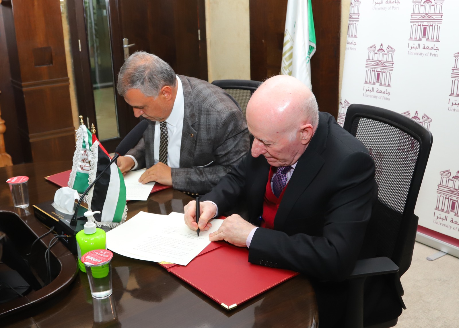 Madar Al-Saa Images 0.25029659327258513