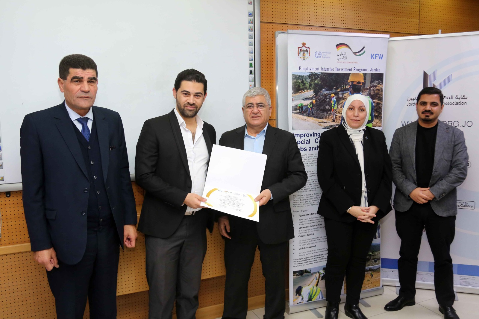 Madar Al-Saa Images 0.8488112998444182