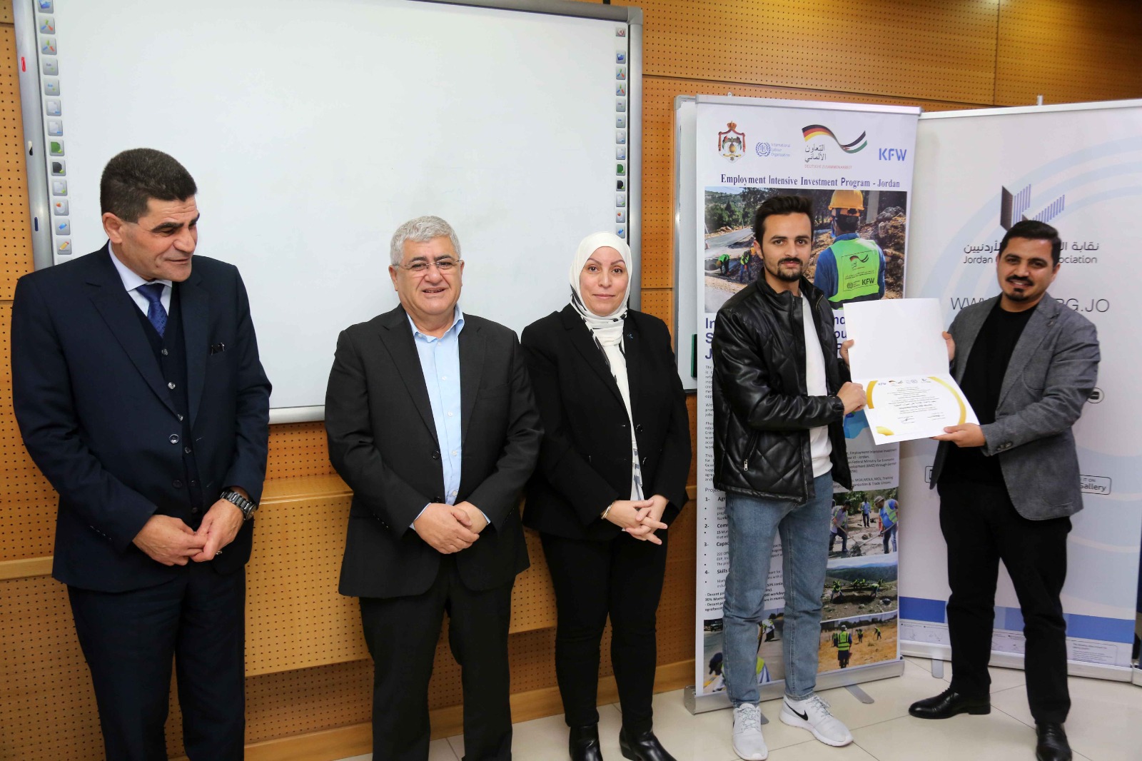 Madar Al-Saa Images 0.7291975340481267