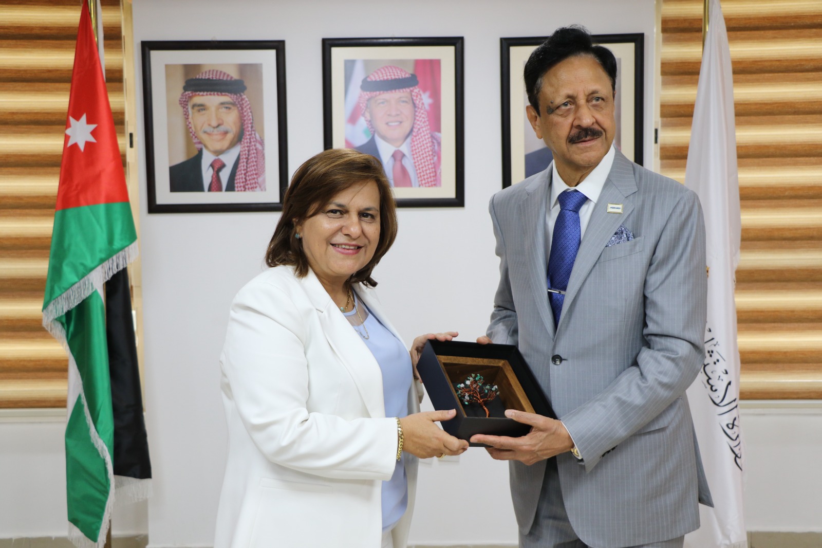 Madar Al-Saa Images 0.6488693718884602