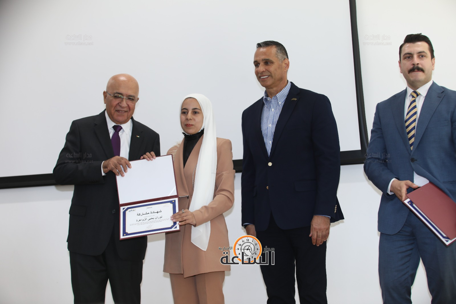 Madar Al-Saa Images 0.4320398489861679