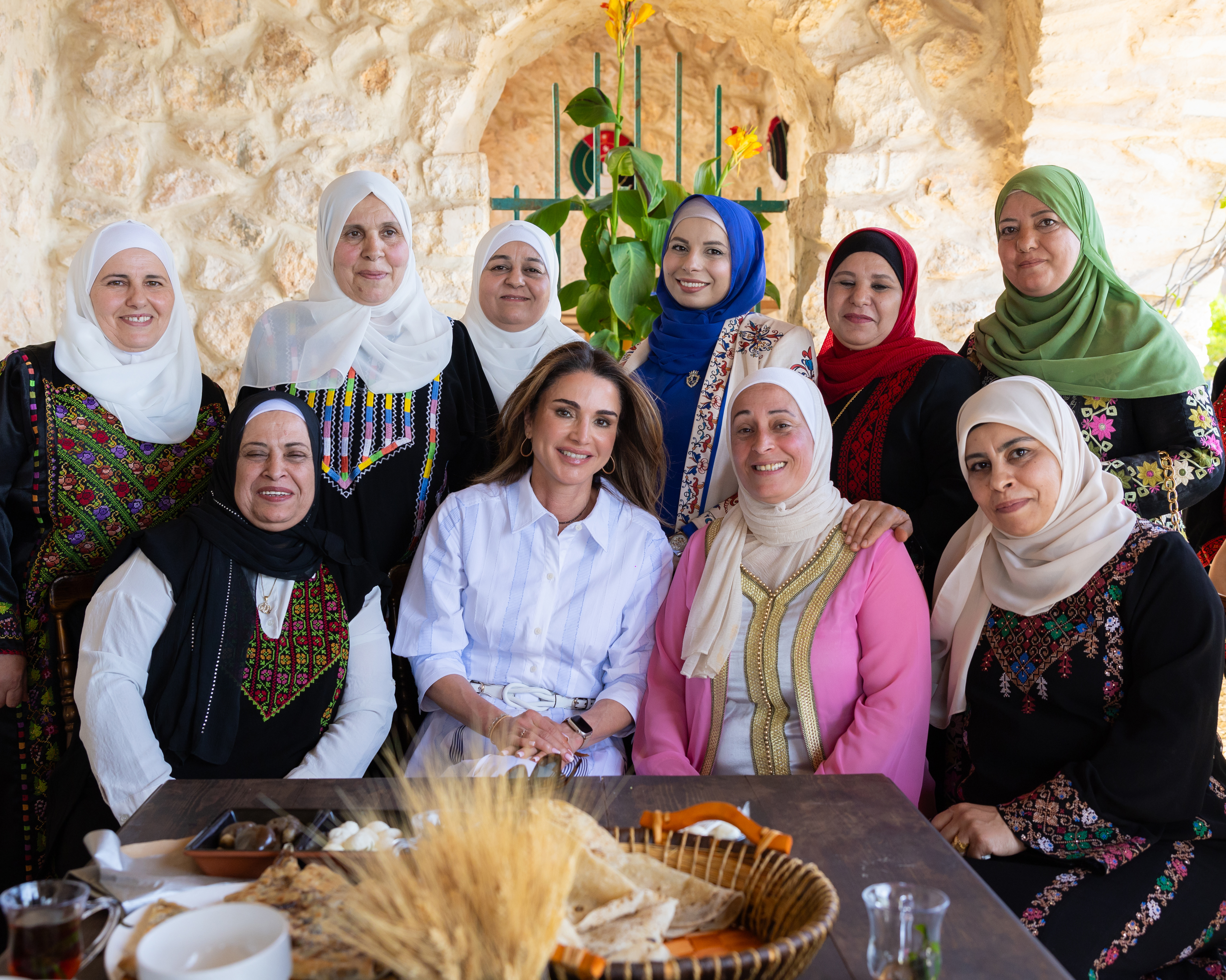 

الملكة رانيا خلال لقاء مع عدد من سيدات عيرا ويرقا&nbsp;&nbsp;البلقاء، الأردن / 22 أيار 2024

