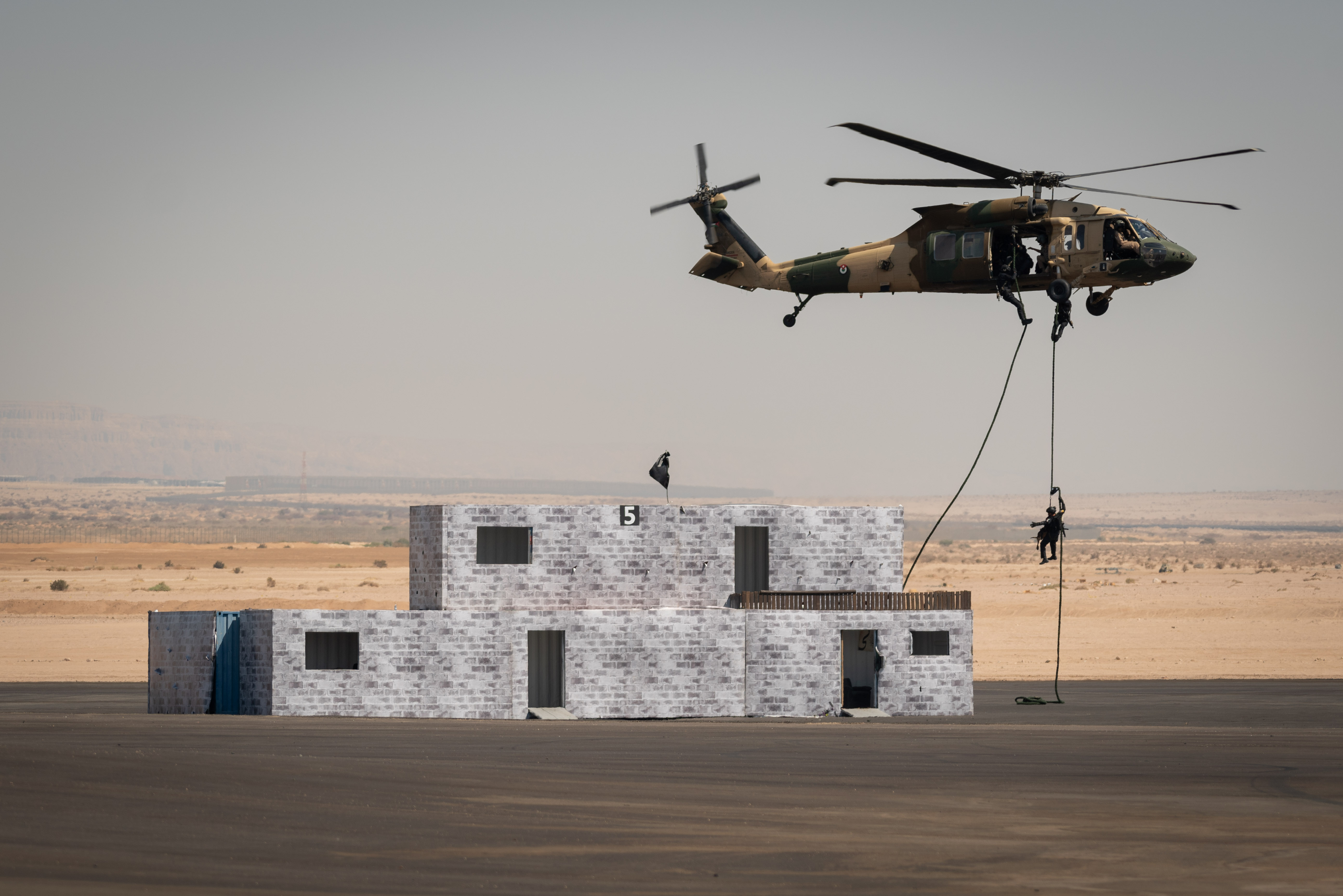 Madar Al-Saa Images 0.3340099832109602