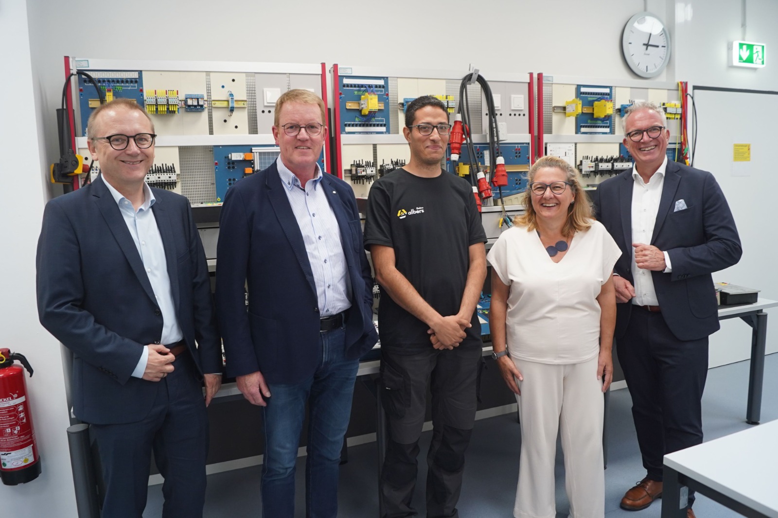 Madar Al-Saa Images 0.4320766775534355