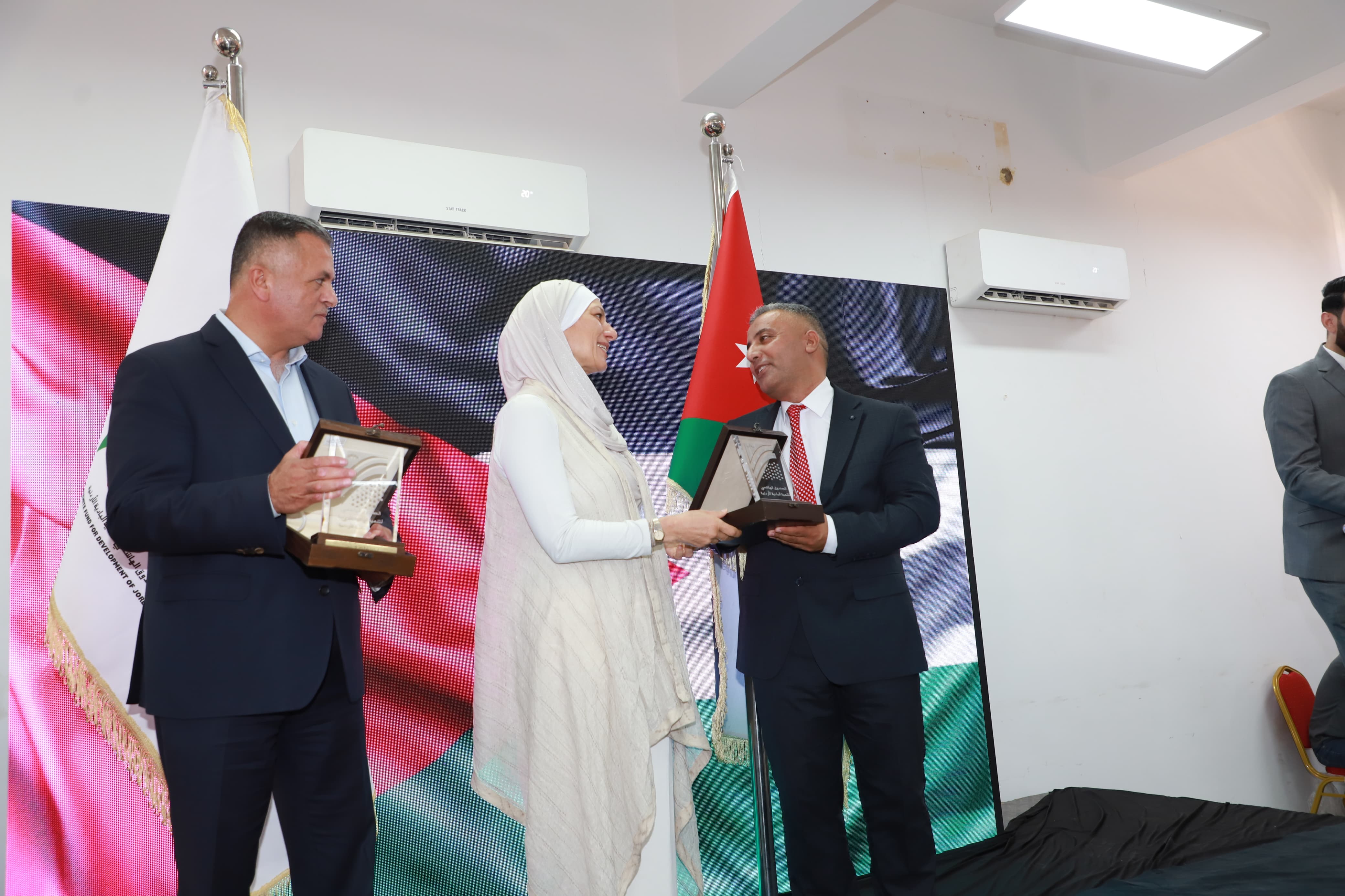 Madar Al-Saa Images 0.8962343216366135