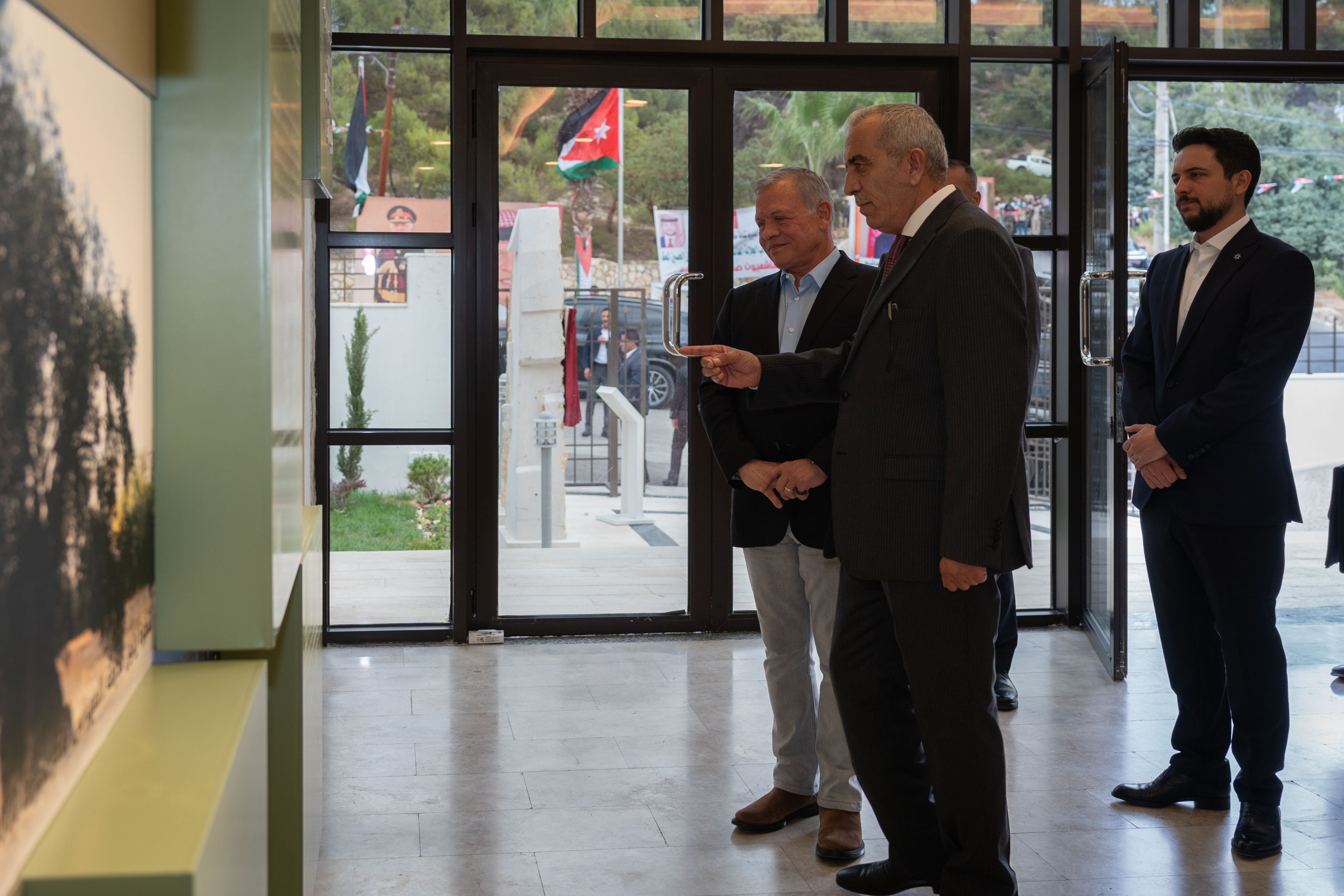 Madar Al-Saa Images 0.2379831216518007