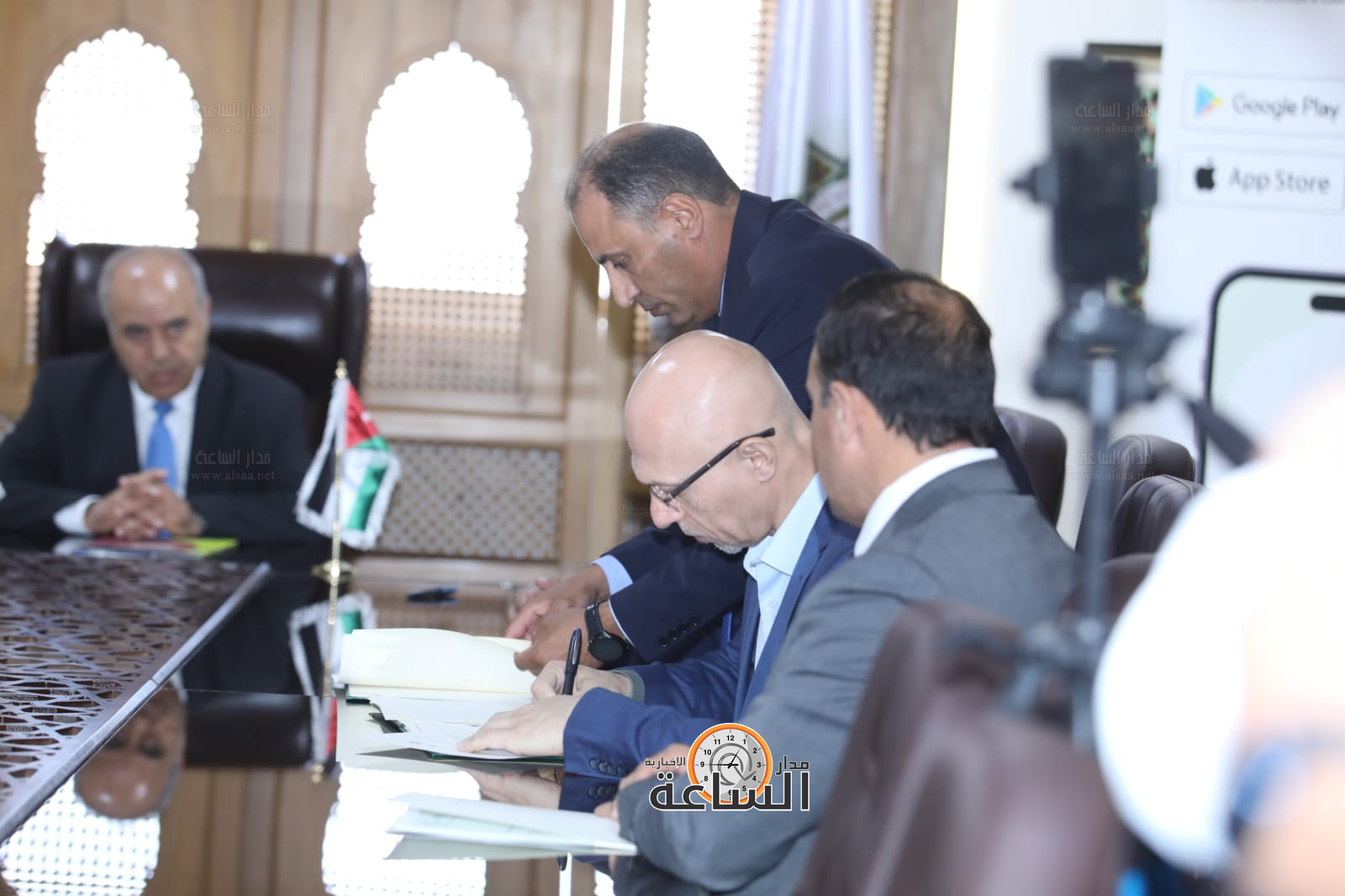 Madar Al-Saa Images 0.5635980974183104