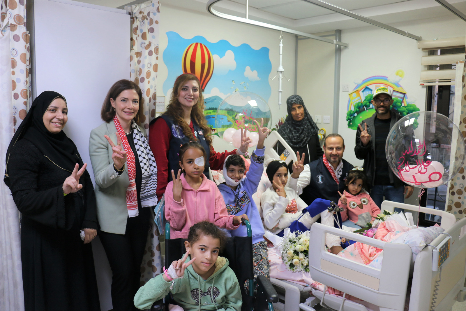 مصور قناة الجزيرة علي العطار على سرير الشفاء بمستشفى التخصصي في الأردن (صور)