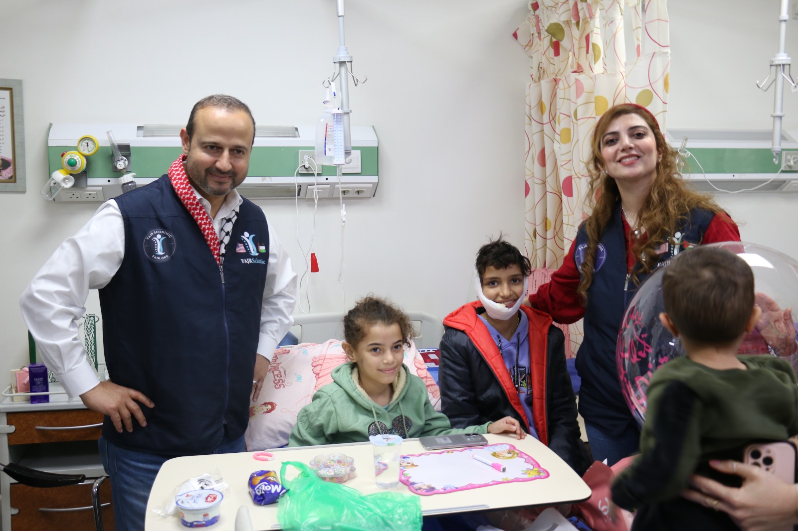 مصور قناة الجزيرة علي العطار على سرير الشفاء بمستشفى التخصصي في الأردن (صور)