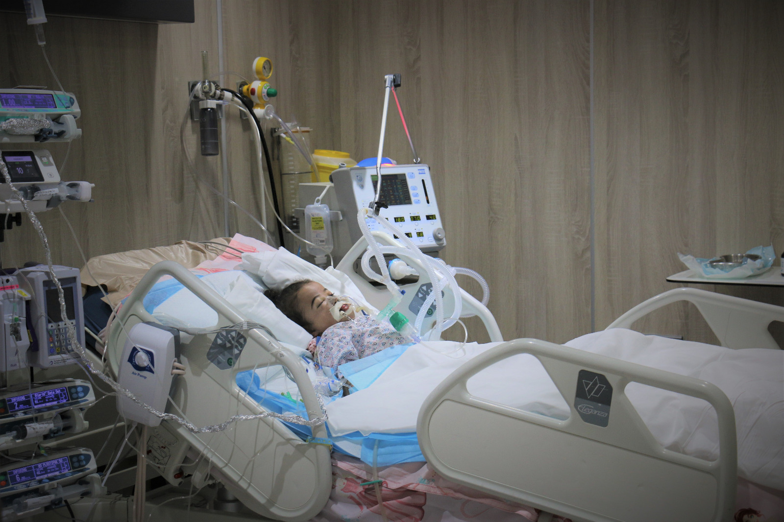 مصور قناة الجزيرة علي العطار على سرير الشفاء بمستشفى التخصصي في الأردن (صور)