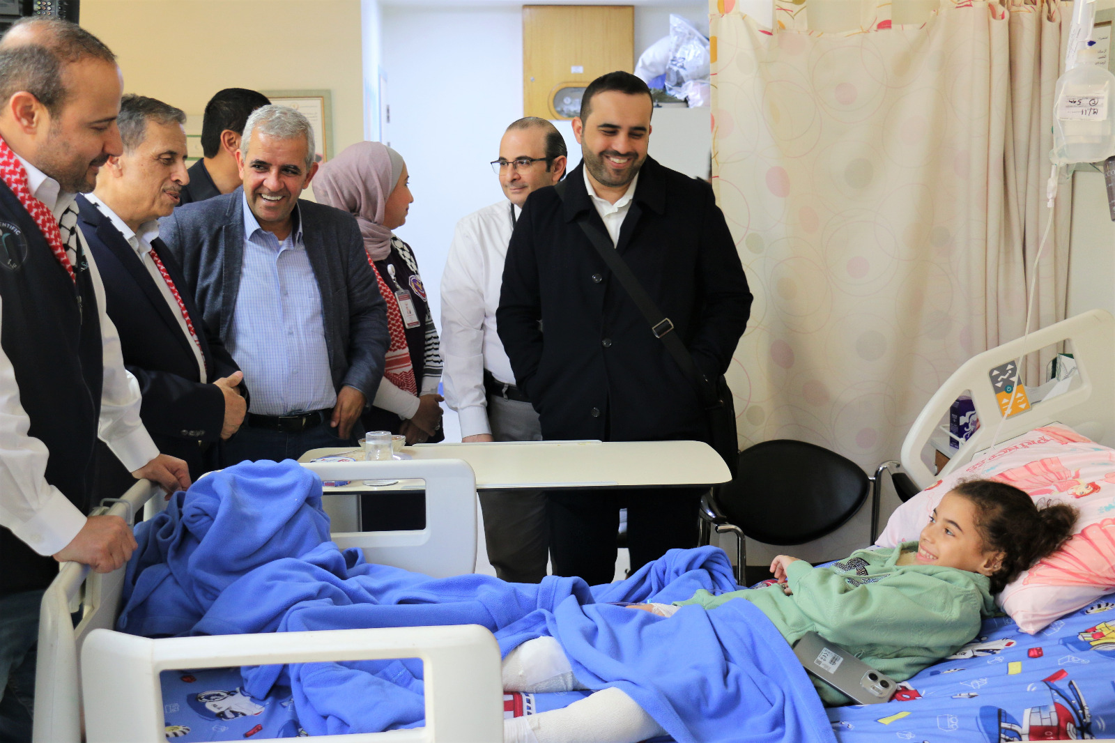 مصور قناة الجزيرة علي العطار على سرير الشفاء بمستشفى التخصصي في الأردن (صور)