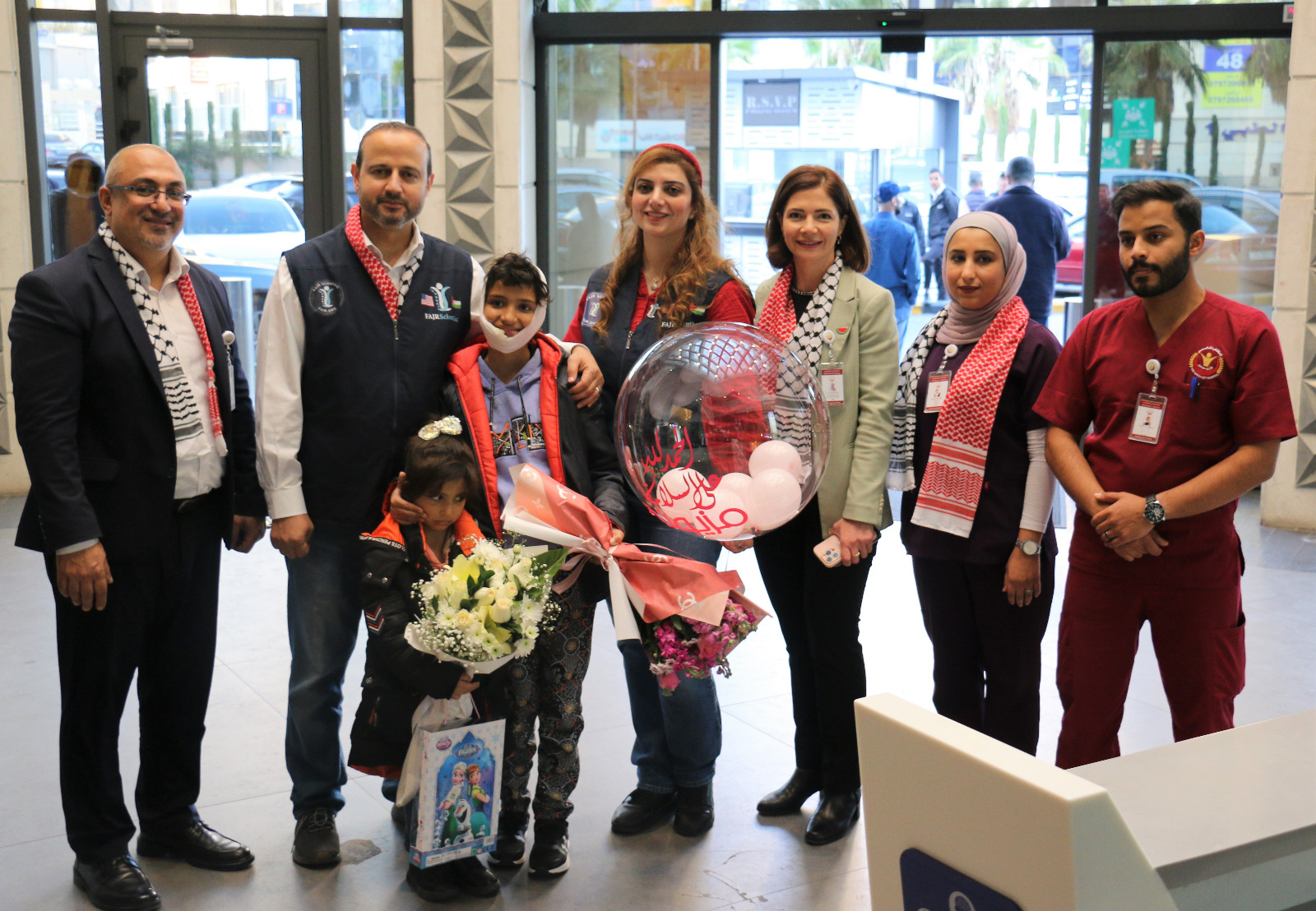 مصور قناة الجزيرة علي العطار على سرير الشفاء بمستشفى التخصصي في الأردن (صور)