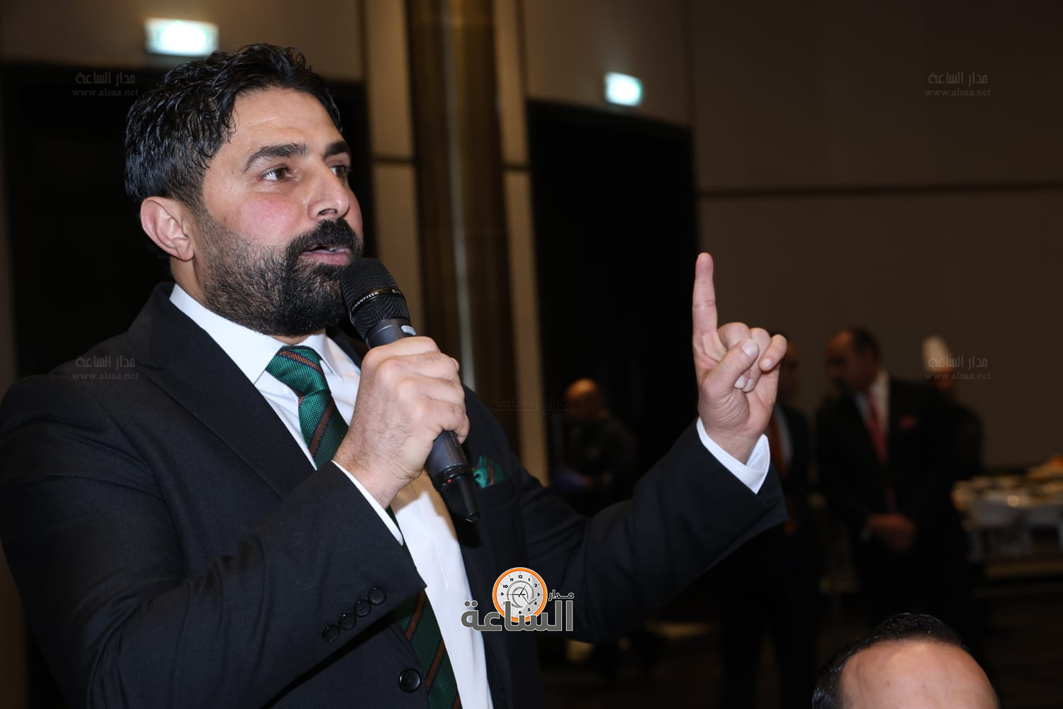 راشد فريحات يولم لوزراء وأعيان ونواب.. والعين أبو غاصب: راتب الوزير يعادل 50 دينارا (صور وفيديو) (video)