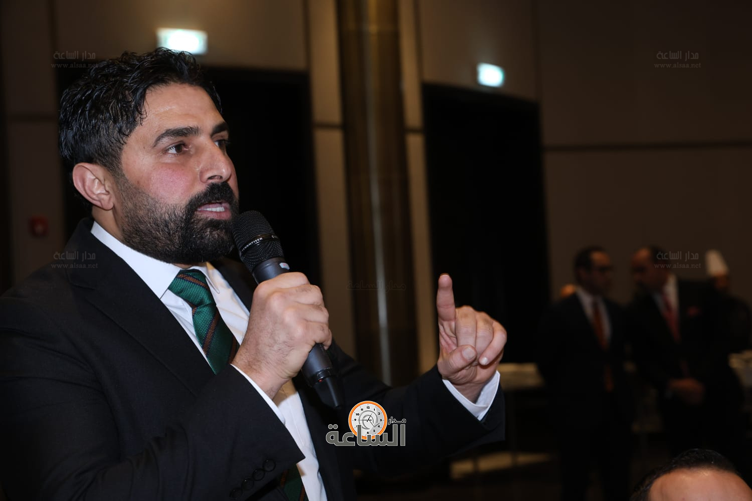 راشد فريحات يولم لوزراء وأعيان ونواب.. والعين أبو غاصب: راتب الوزير يعادل 50 دينارا (صور وفيديو) (video)