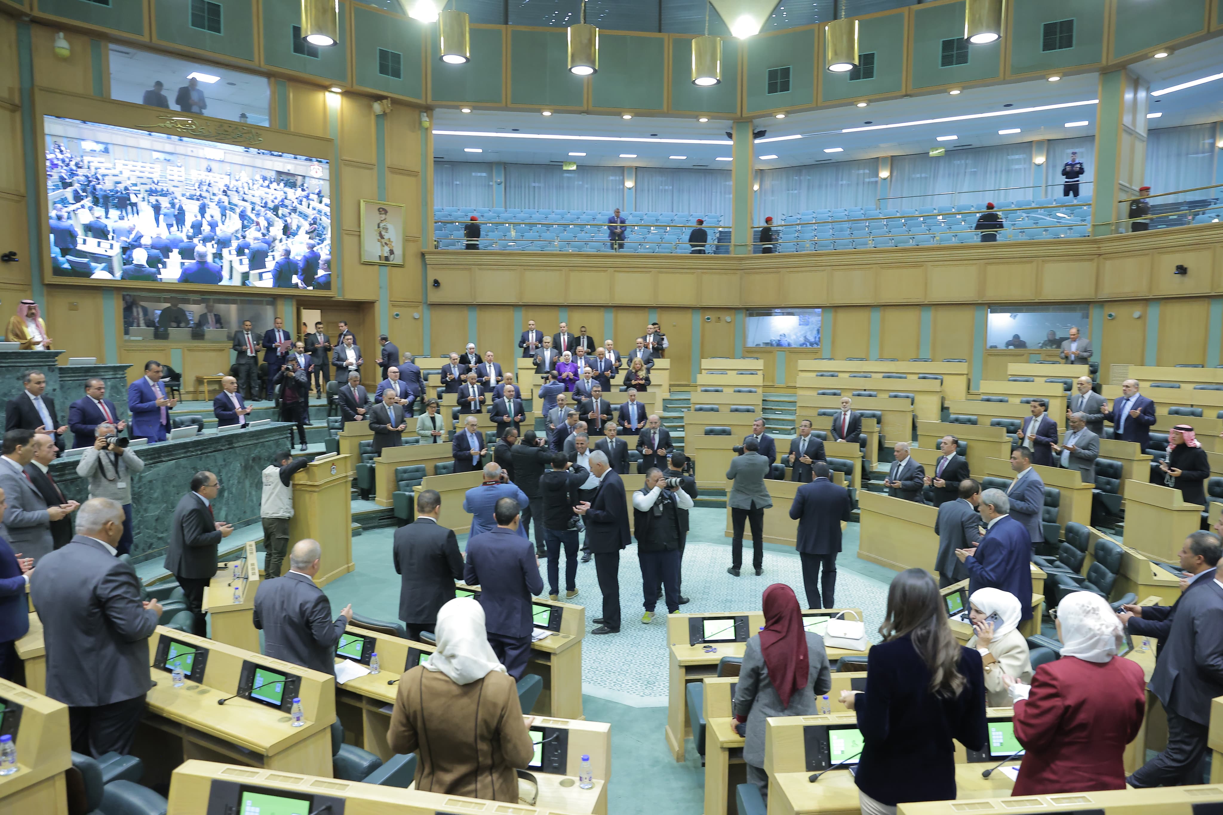 Madar Al-Saa Images 0.5252083605091575