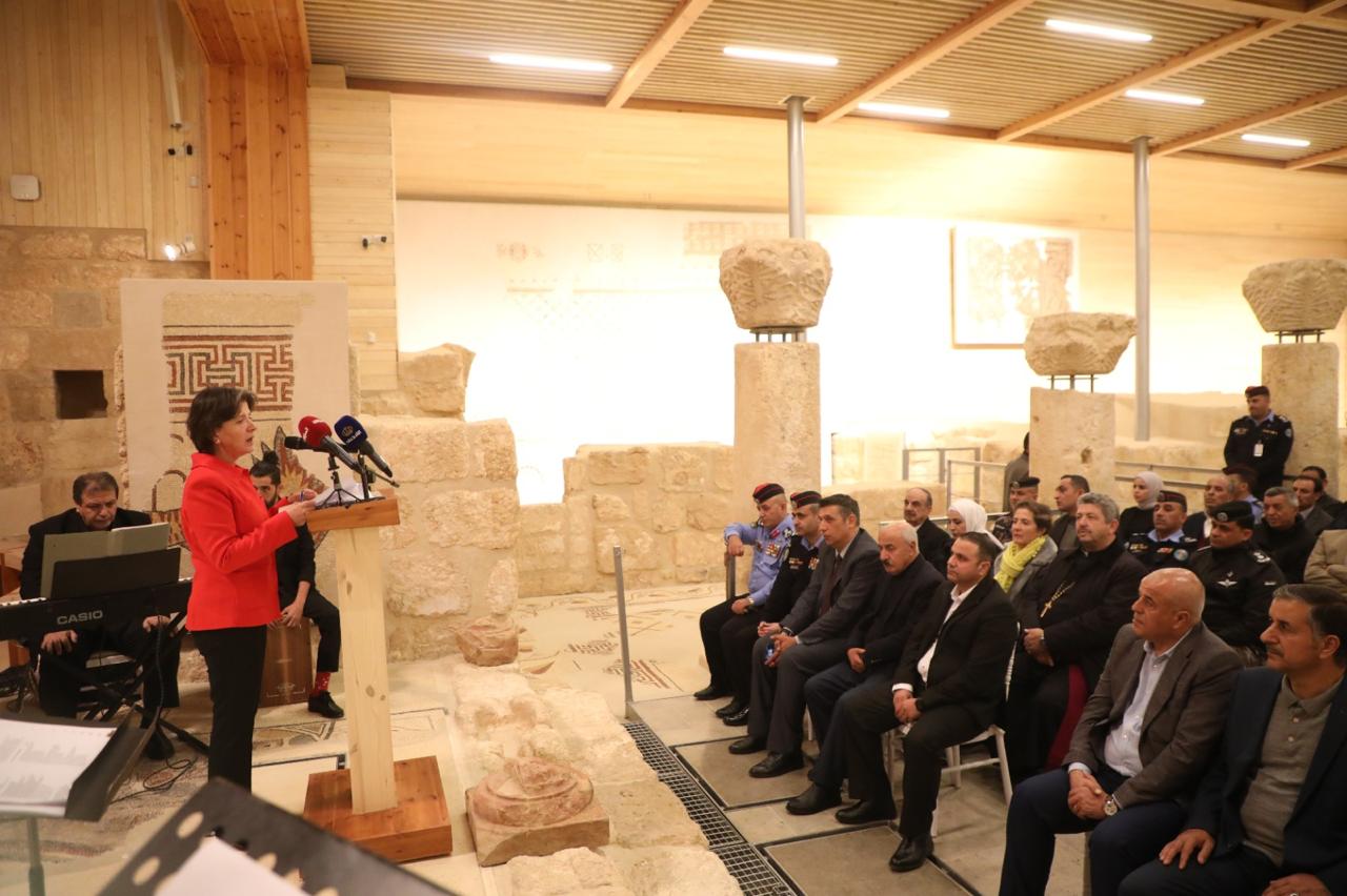 Madar Al-Saa Images 0.3271273530356842