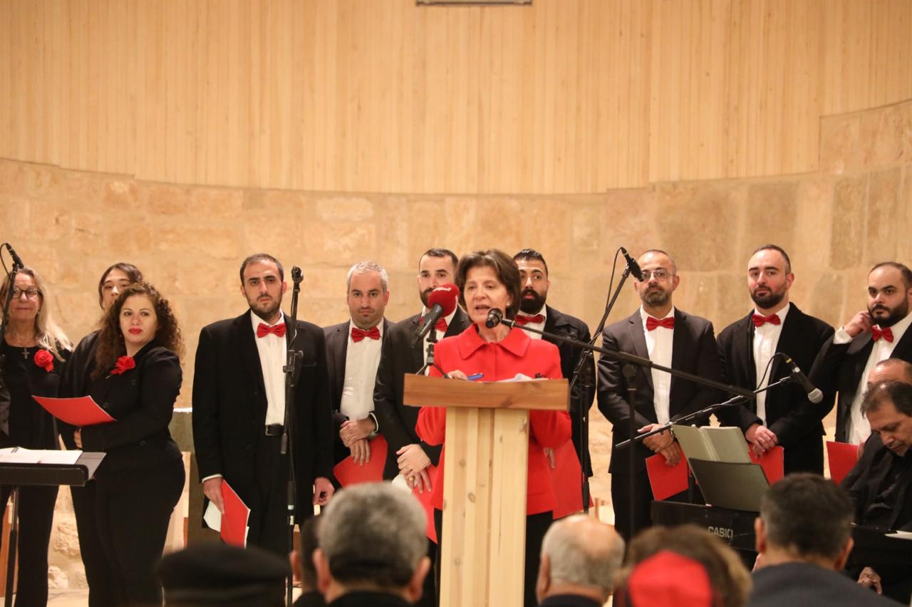 وزيرة السياحة والآثار ترعى فعاليات إضاءة شجرة عيد الميلاد في جبل نيبو (صور)