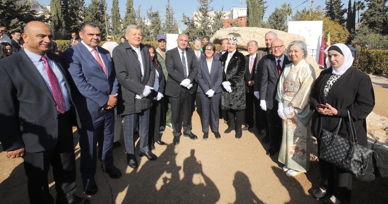 Madar Al-Saa Images 0.42730633496361214