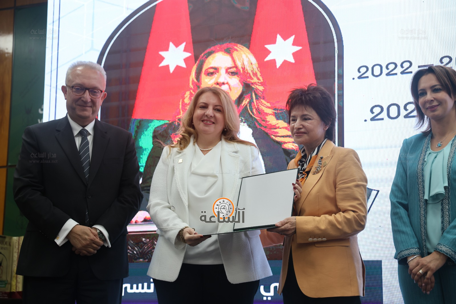 Madar Al-Saa Images 0.5545908237497017