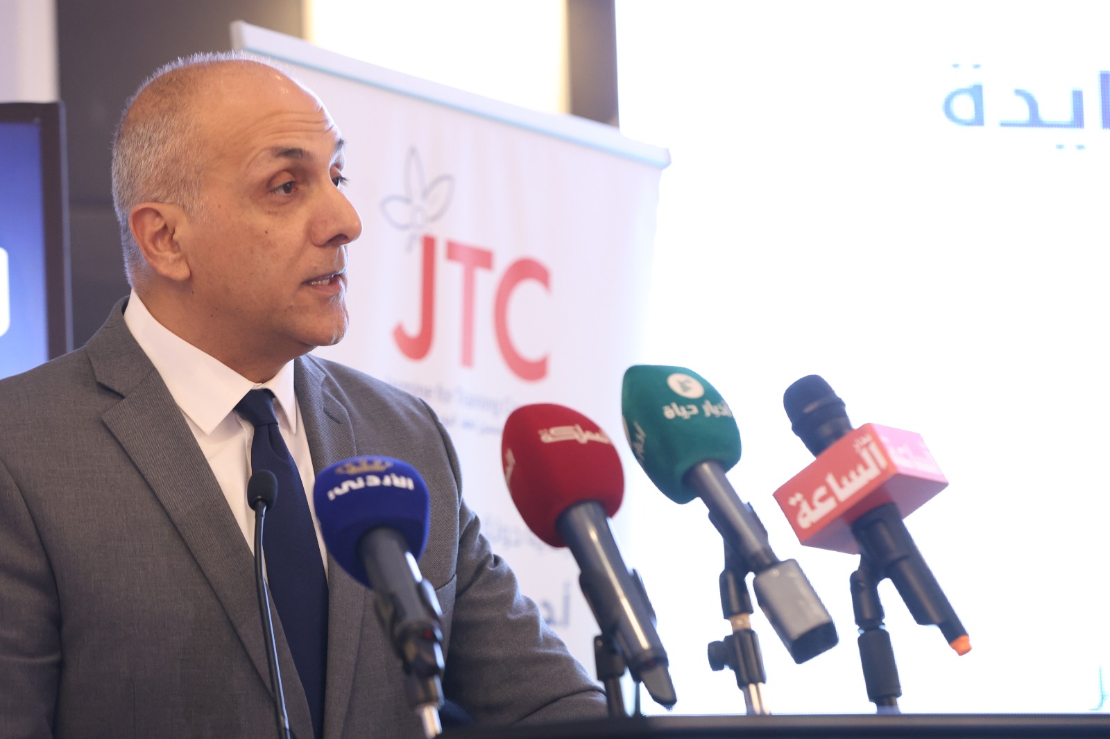 Madar Al-Saa Images 0.2395457649111843