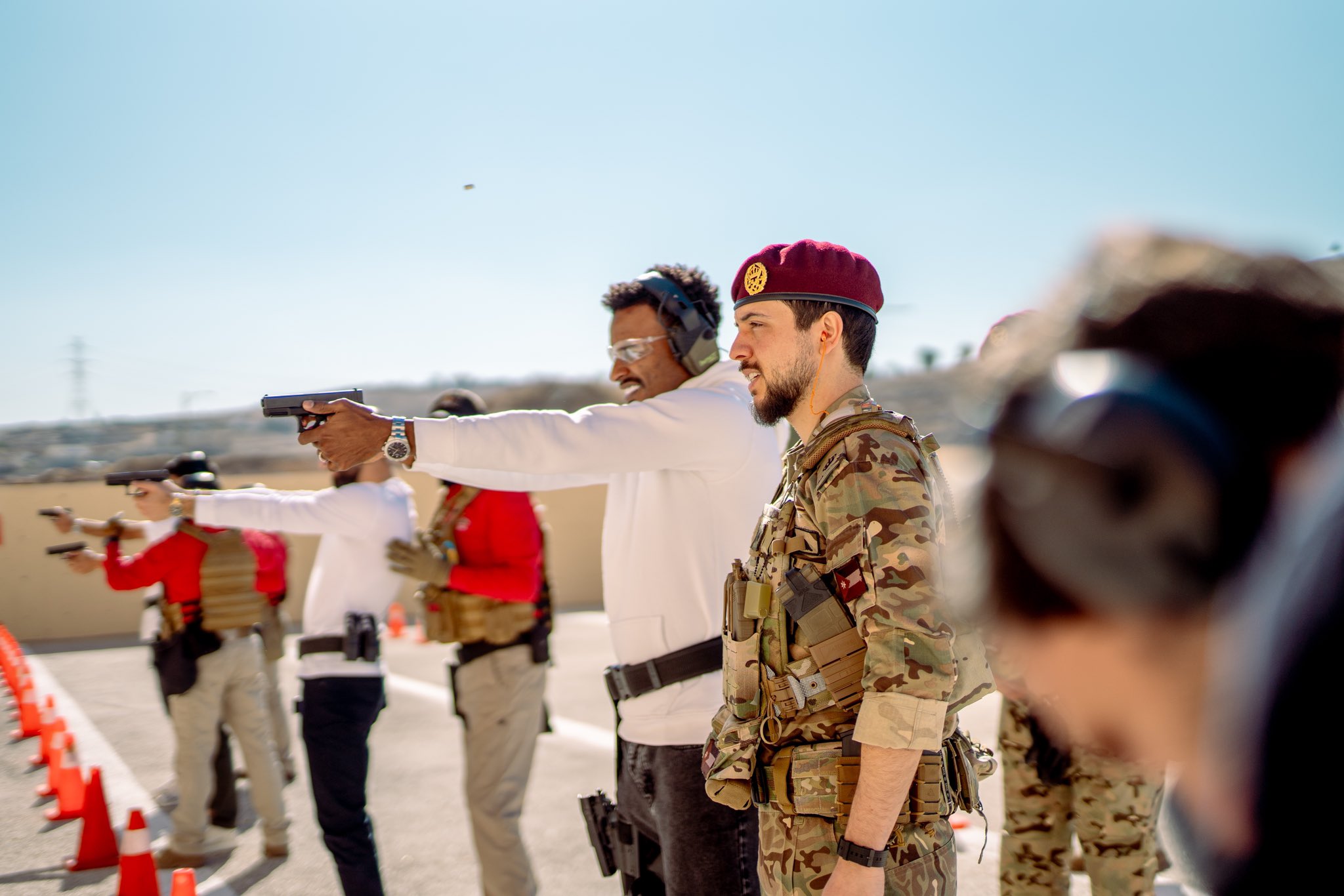 ولي العهد يستضيف لاعبي المنتخب الوطني لكرة القدم في مركز الملك عبدالله الثاني لتدريب العمليات الخاصة (صور)