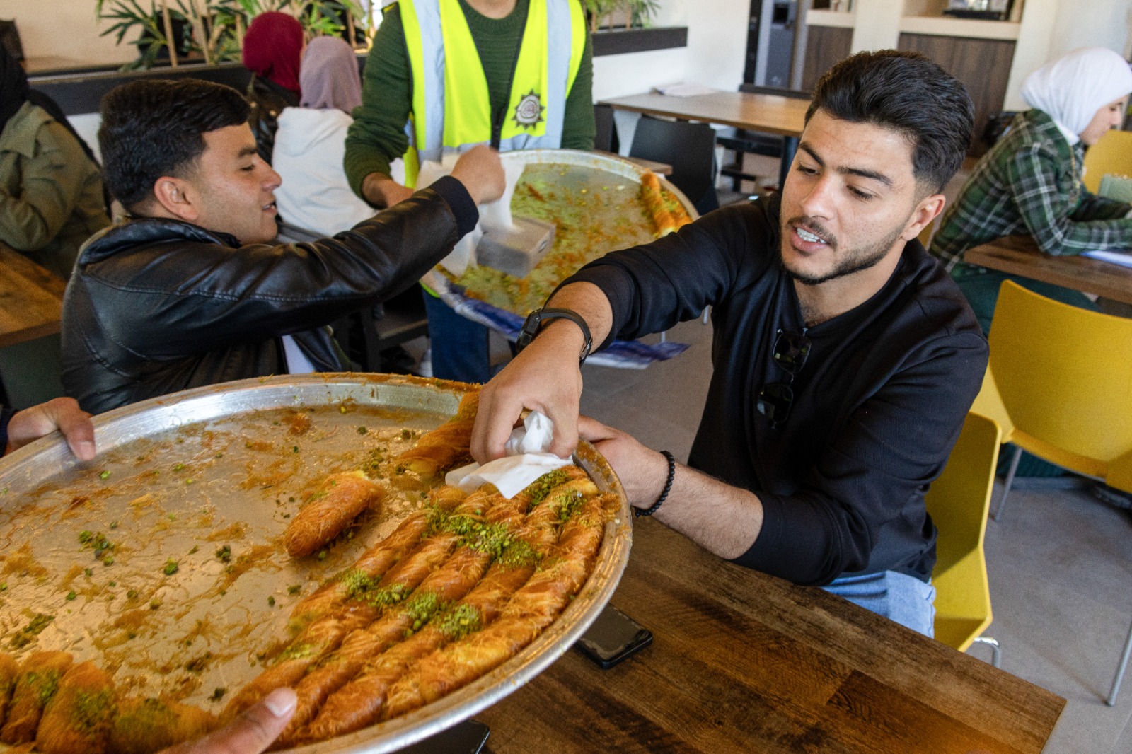 Madar Al-Saa Images 0.16209636755896395