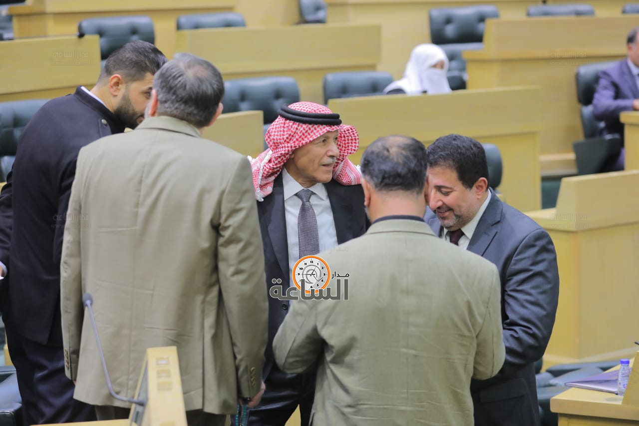 Madar Al-Saa Images 0.42495959058287225