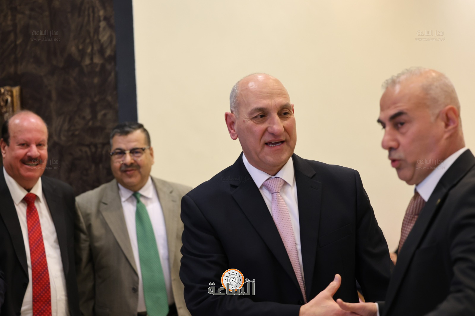 Madar Al-Saa Images 0.481571175954961