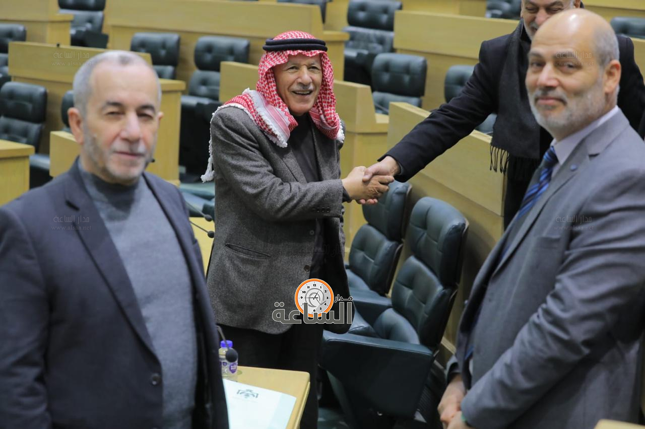 Madar Al-Saa Images 0.7353158341681472