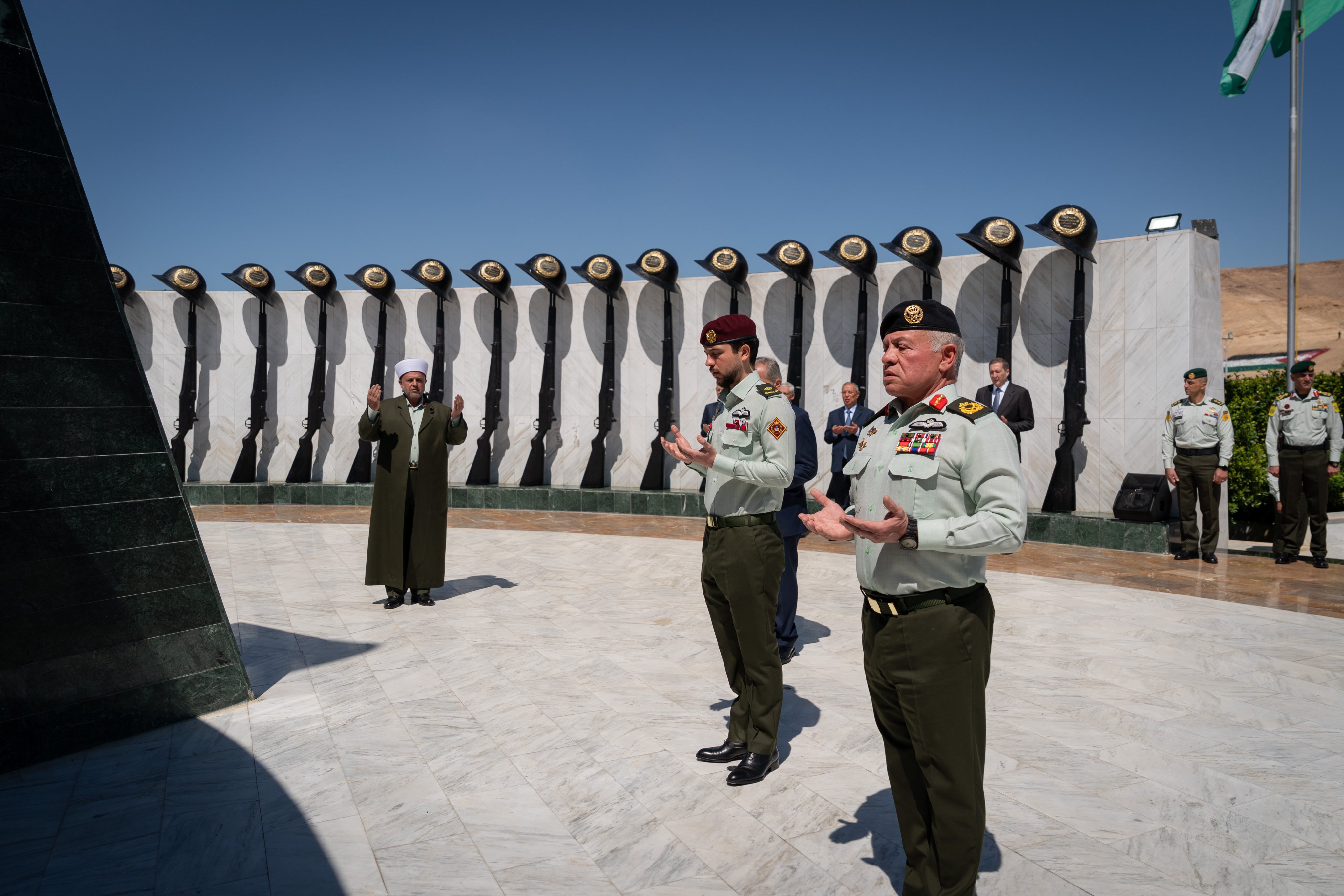 Madar Al-Saa Images 0.0010025356045175737