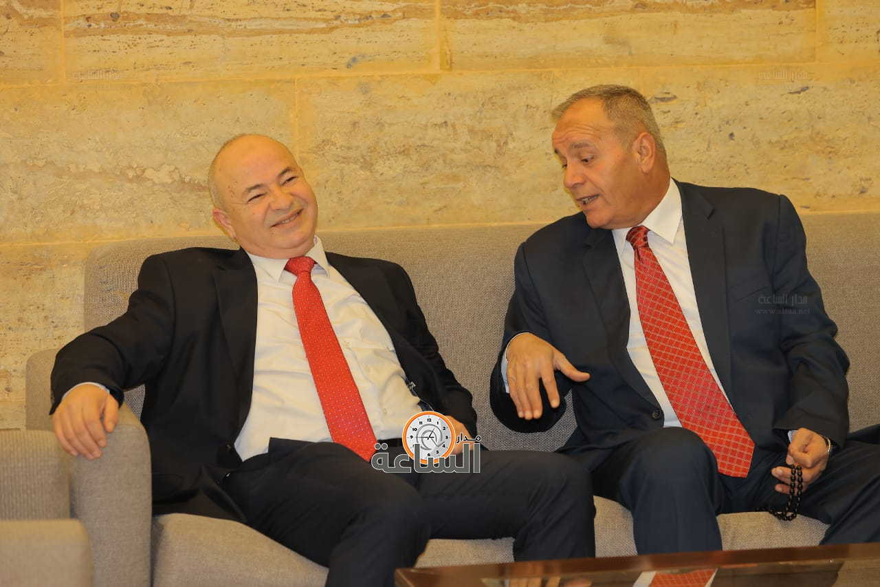 Madar Al-Saa Images 0.4420544224337384