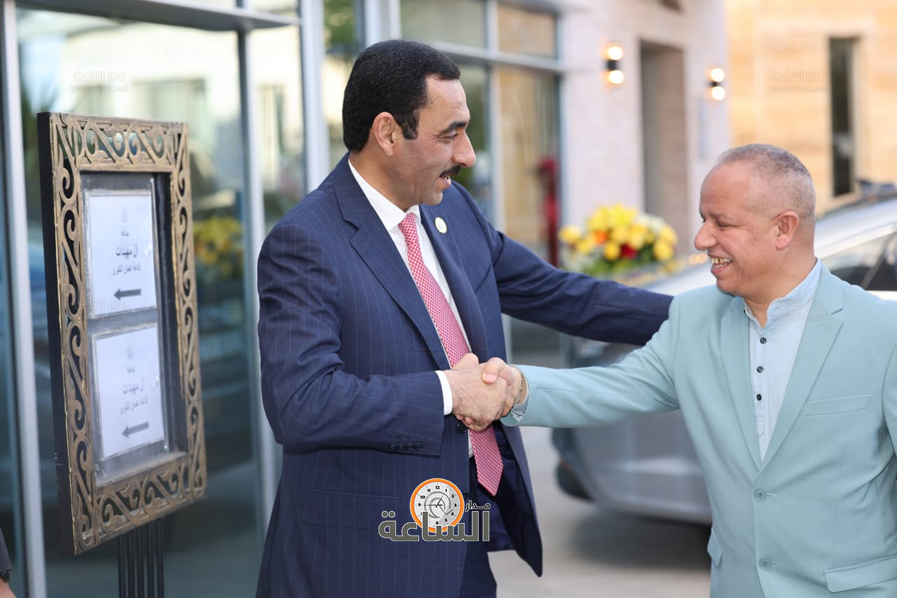 Madar Al-Saa Images 0.4388435189984733