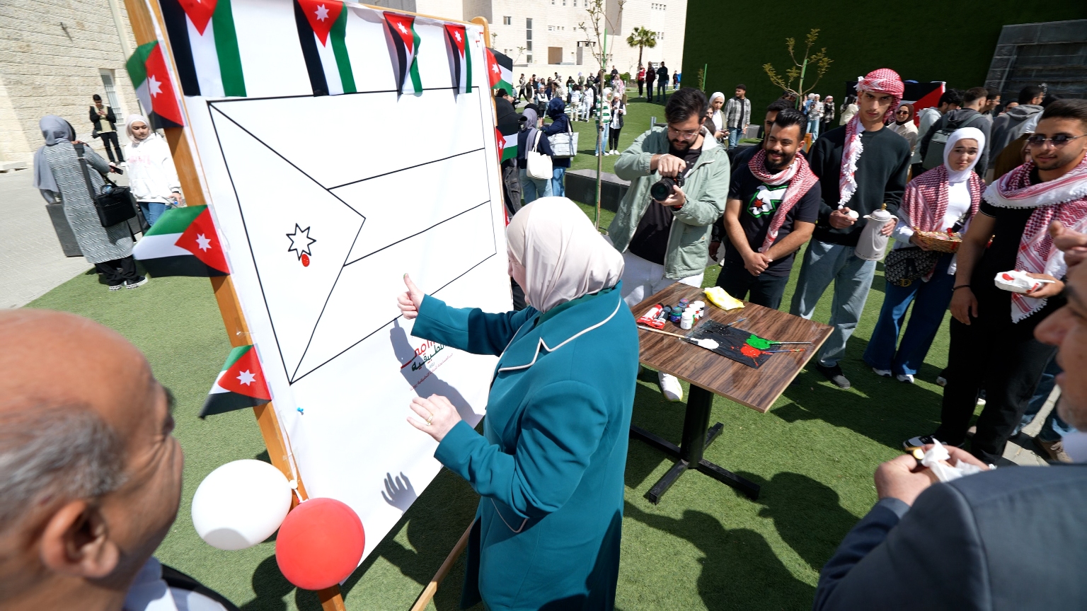 Madar Al-Saa Images 0.3801624804509709