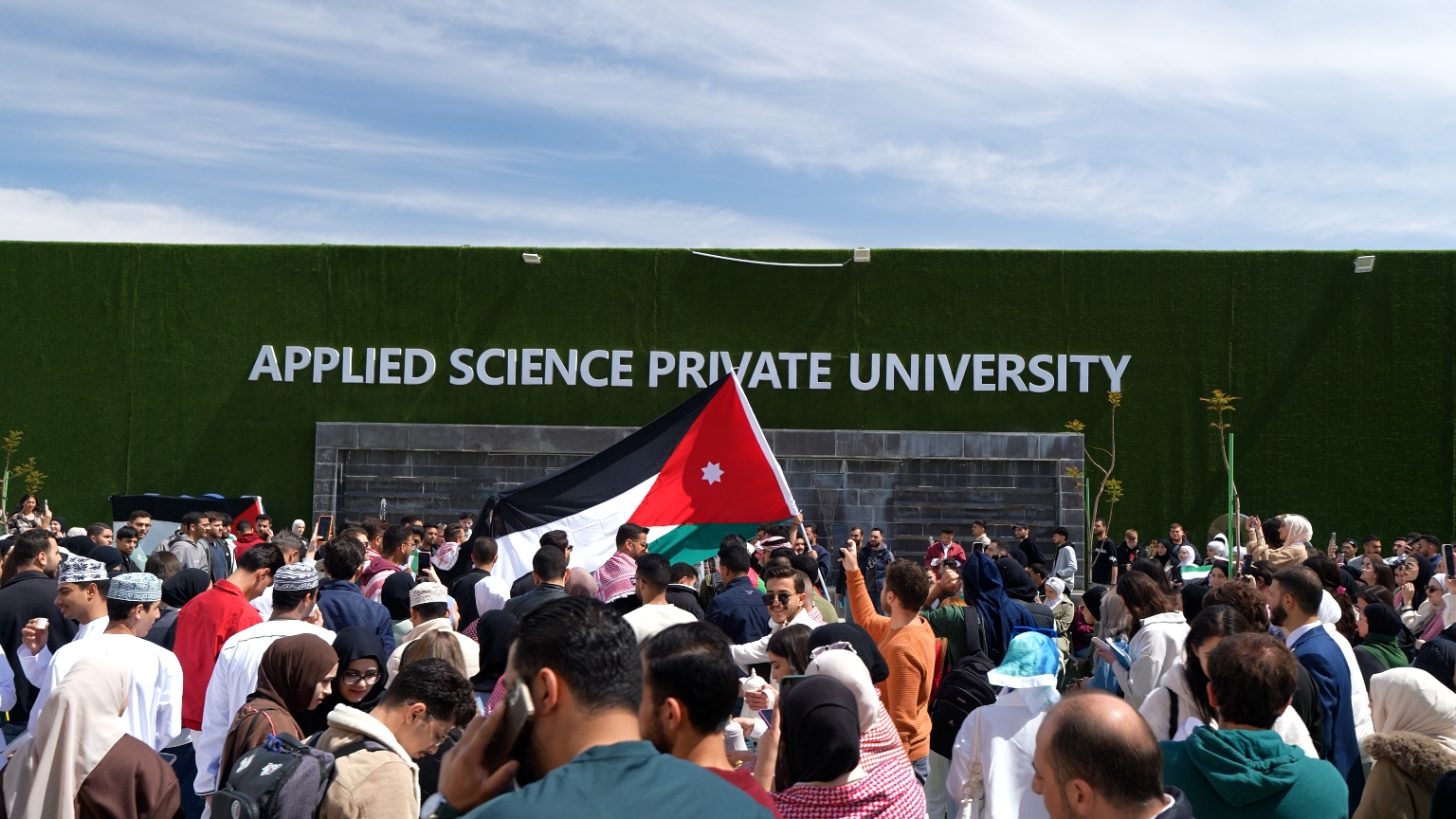 Madar Al-Saa Images 0.11729331756109296